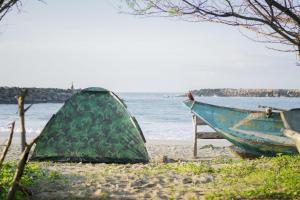 基林德Cozye Beach Camping Yala的海滩上的船只和帐篷