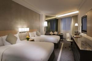 香港港威酒店的酒店客房配有两张床和一张书桌