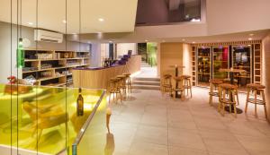 洛桑法斯宾德瑞士葡萄酒酒店的餐厅设有酒吧、桌椅