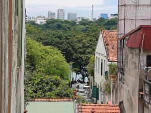 河内Bridgo Home的两座建筑之间的小巷,以城市为背景