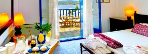 阿莫利亚尼岛阿吉奥尼斯度假酒店的一间卧室设有一张床,享有阳台的景色