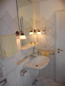 赫费尔霍夫赫费尔霍夫餐厅宾馆的白色的浴室设有水槽和镜子