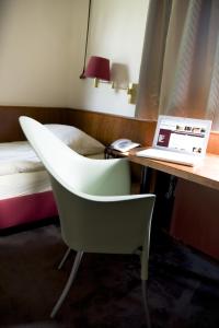 赫费尔霍夫赫费尔霍夫餐厅宾馆的客房设有一张带笔记本电脑和一张床的书桌