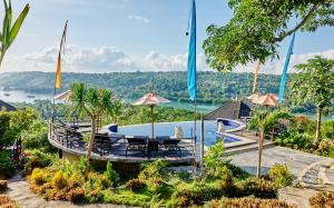 蓝梦岛Sunrise Ocean Hut's Lembongan的享有水景的带游泳池的度假酒店