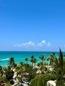 圣胡安Downtown Beachfront Isla Verde Luxury Apartment的享有海滩和海洋美景。