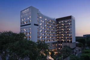 孟买Fairfield by Marriott Mumbai International Airport的一座高大的建筑,灯火通明