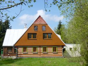 霍尔马拉帕Hepnarova Bouda的大型木房子,设有 ⁇ 盖屋顶