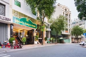 胡志明市Nicecy Saigon Hotel的街道上拥有商店和建筑的城市街道