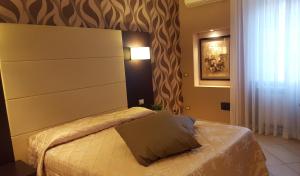 罗马伊莫西奥尼罗玛内B&B酒店的一间卧室配有一张带枕头的床