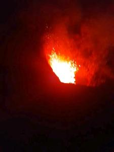 LankourouGlowing Mountain tree house的夜间有火的熔岩场