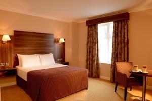 莱特肯尼迪龙酒店的酒店客房设有床和窗户。