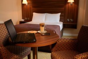 莱特肯尼迪龙酒店的一间酒店客房,配有一张桌子和一张床