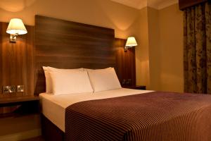 莱特肯尼迪龙酒店的酒店客房,设有床铺和木制床头板