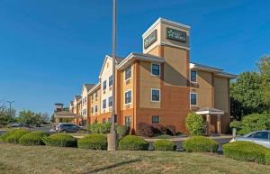 奥法伦Extended Stay America Select Suites - St Louis - O' Fallon, IL的一座酒店大楼,上面有标志