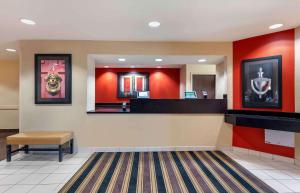 奥法伦Extended Stay America Select Suites - St Louis - O' Fallon, IL的快餐店的等候区