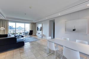 开普敦401公寓 的客厅配有一张白色的大桌子和椅子