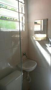 伊利亚贝拉Chalé do Saulo的一间带水槽和浴缸的浴室以及窗户。