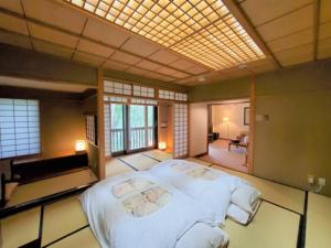 青森Sukayu Onsen Hakkoda Hotel - Vacation STAY 66848v的卧室配有一张白色大床