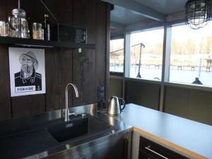 施特拉尔松德蒂姆霍恩船屋的带水槽的厨房台面和窗户