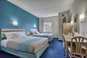 伦敦伦敦6号汽车旅馆的酒店客房配有两张床和一张书桌