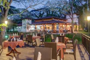 CC Beach Front Papagayo All Inclusive餐厅或其他用餐的地方