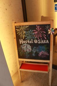 大阪Hostel OSAKA的挂有标牌的粉笔板,上面写着旅馆萨尔萨