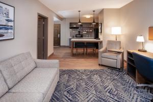 汉诺瓦Candlewood Suites Arundel Mills / BWI Airport, an IHG Hotel的带沙发的客厅和用餐室