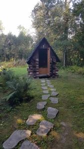 HagudiLonni Nature Eco-Accommodation的草上有一扇门的小小木屋