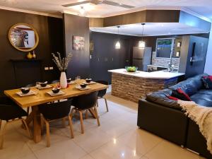 达尔文3 BEDROOM CITY ESCAPE - CHAMPAGNE STAYS Darwin的客厅配有桌子和沙发