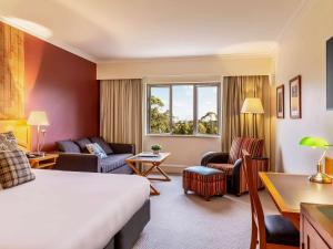 卢拉Fairmont Resort & Spa Blue Mountains MGallery by Sofitel的酒店客房设有床和客厅。