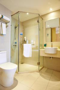 吉隆坡City Comfort Hotel Kuala Lumpur City Center (Bukit Bintang)的带淋浴、卫生间和盥洗盆的浴室