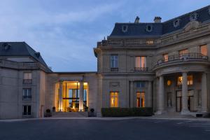 尚蒂伊InterContinental Hotels Chantilly Chateau Mont Royal, an IHG Hotel的一座大建筑,灯火通明