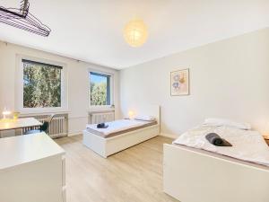 汉诺威2BR Apartment mit Balkon的白色的客房配有两张床和一张书桌