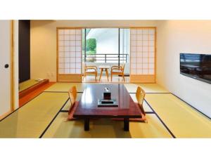 坂井市Takekurabe - Vacation STAY 60382v的客厅配有木桌和椅子