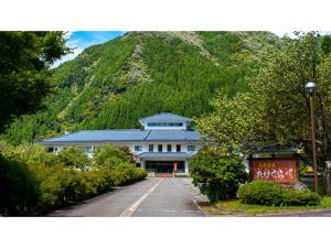 坂井市Takekurabe - Vacation STAY 60382v的一座大建筑,背景是一座山