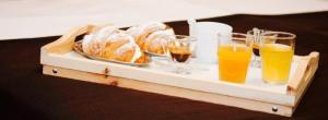 雷焦卡拉布里亚B&B Civico 46的包括羊角面包和橙汁的托盘