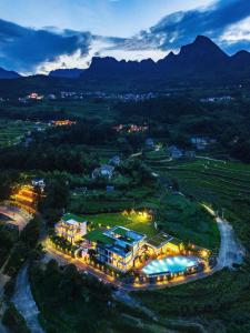 张家界XMAN Valley Sunrise Resort的夜间享有度假村的空中景致