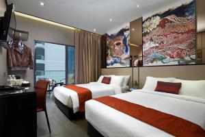 新加坡Hotel Boss的酒店客房设有两张床和窗户。