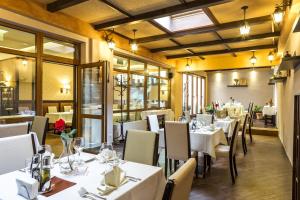 索非亚布里斯托尔贝斯特韦斯特酒店的一间设有白色桌椅的用餐室