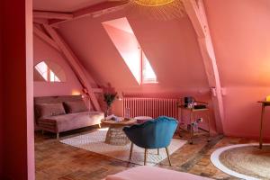 Saint-MathurinCasa Mila & Spa - Chambres d'Hôtes raffinées vue Loire, Spa bien-être的客厅设有粉红色的墙壁和天花板