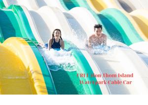 富国Labe Hotel Phú Quốc - FREE Hon Thom Island Waterpark Cable Car的两人在水上公园滑梯