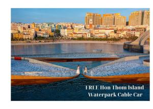 富国Labe Hotel Phú Quốc - FREE Hon Thom Island Waterpark Cable Car的两艘船在水中,以城市为背景