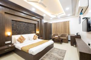 新德里Hotel Red Castle - Karol Bagh - Where luxury meets comfort的一间卧室,卧室内配有一张大床