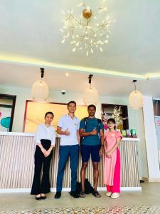 会安De Vivre Hoi An Hotel的一群人在一个房间里摆着一张照片