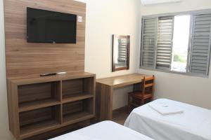 雷森迪埃斯皮冈皇宫酒店的卧室设有壁挂式电视和床。
