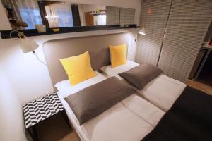 施派尔Rheintor-Apartment的一张小床,上面有两个枕头