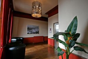 韦克菲尔德约克别墅酒店的一间带吊灯和植物的客厅