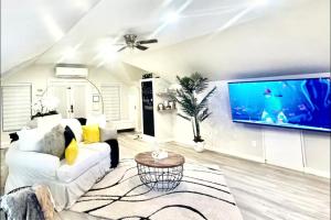 拿骚Luxury apartment on the beach nassau的客厅配有白色沙发和大电视