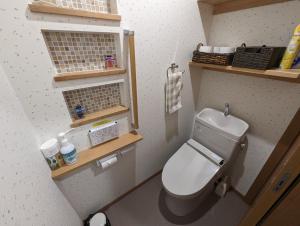 Nishioguest house Ki-zu - Vacation STAY 92940的一间小浴室,内设卫生间