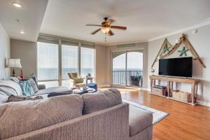 格尔夫波特Sleek Gulfport Condo with Ocean Views and Pool Access!的带沙发和平面电视的客厅